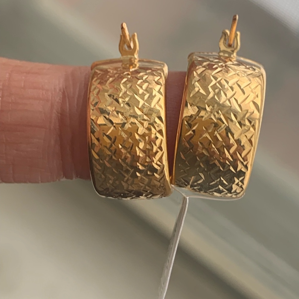 Chic 14k Gold Thick Textured Hoops